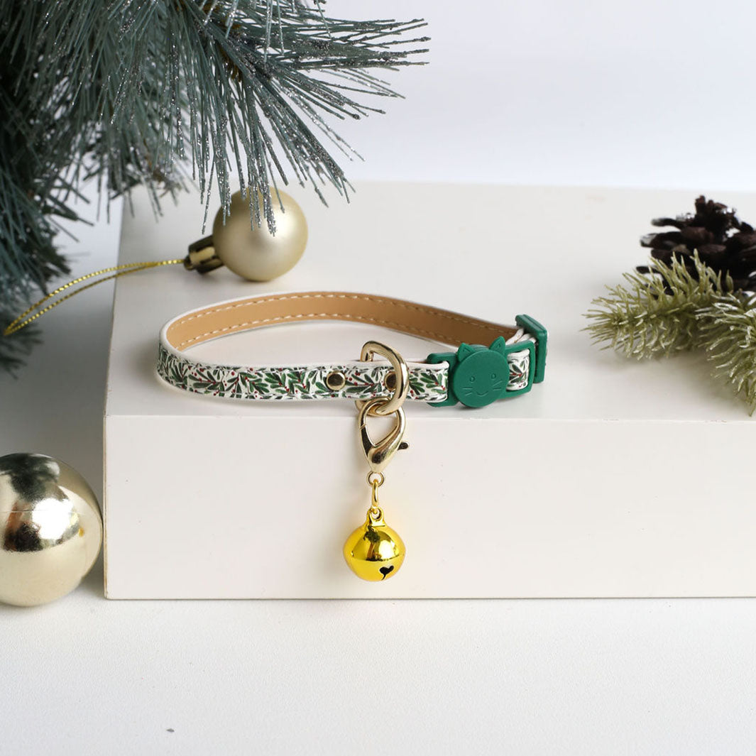 Deck the Paws - Misletoe cat collar.
